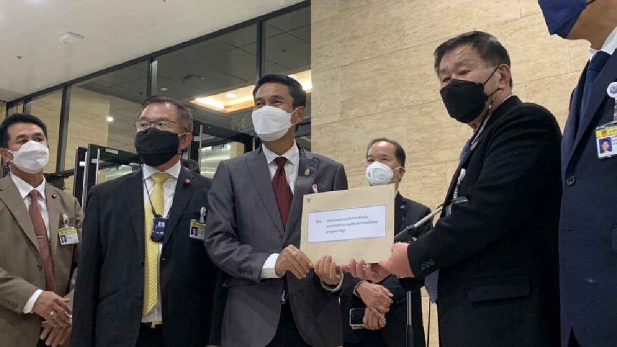 ฝ่ายค้านยื่น กมธ.ป.ป.ช. สอบปมแจก 5 ล้านกลางสภา