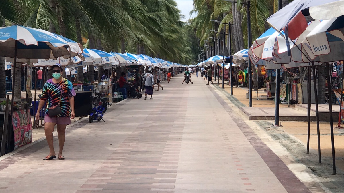 ชายหาดบางแสนเริ่มคึกคัก แม่ค้าแฮปปี้เอาเงินม.40มาลงทุนค้าขาย