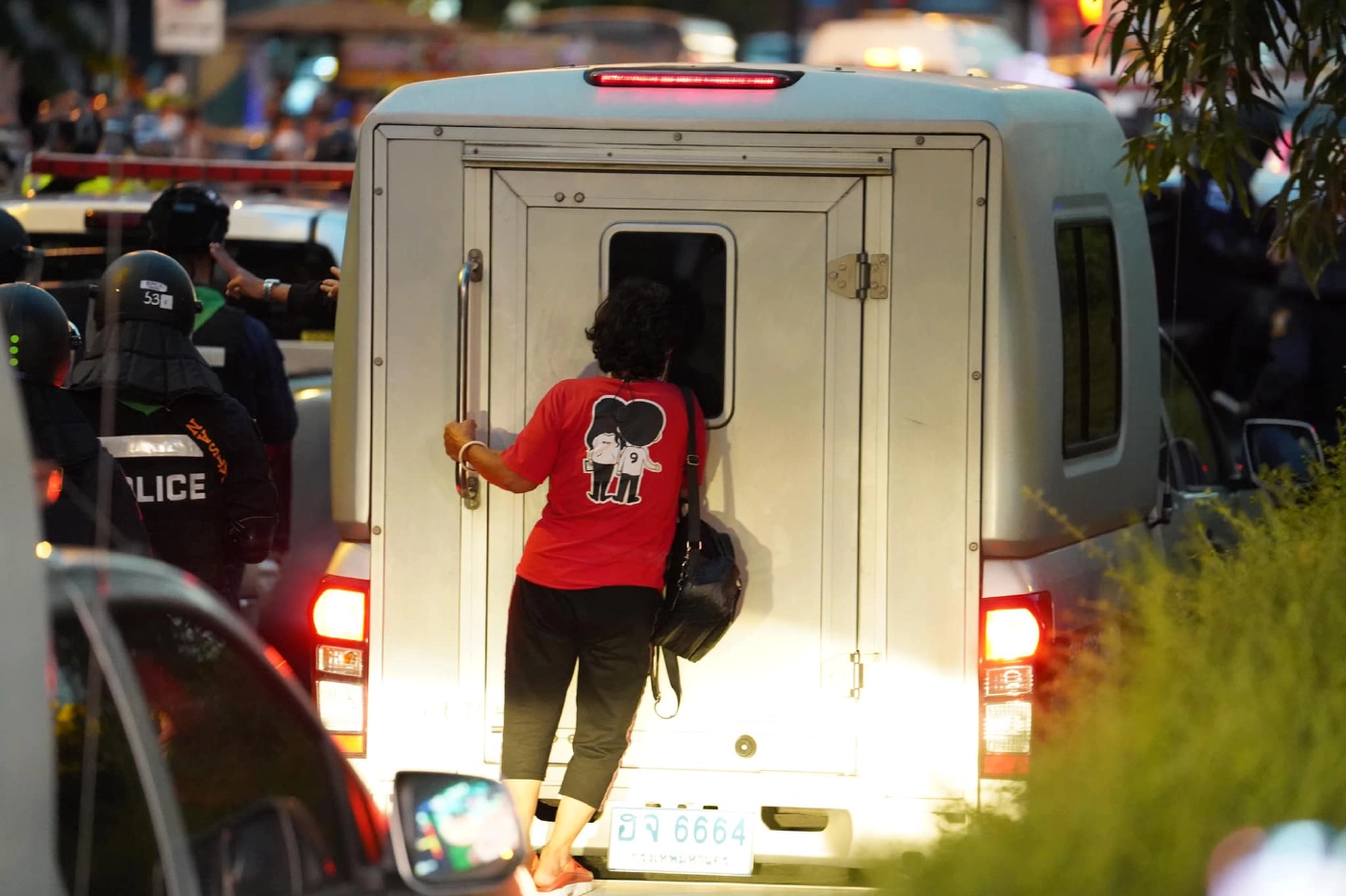 ไม่มีกลัว! ม็อบทะลุฟ้าลุยไล่ "บิ๊กตู่" นัดชุมนุมต่อพรุ่งนี้ที่แยกนางเลิ้ง