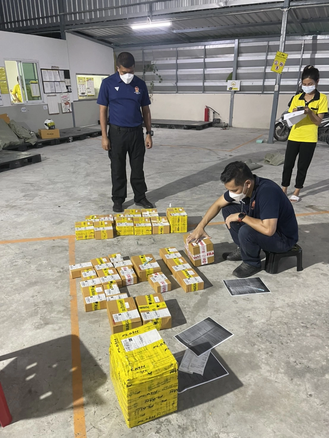 รวบ 2 ผตห. ยึดกัญชาอัดแท่ง 62 โล บริการส่งแฟนเพจ