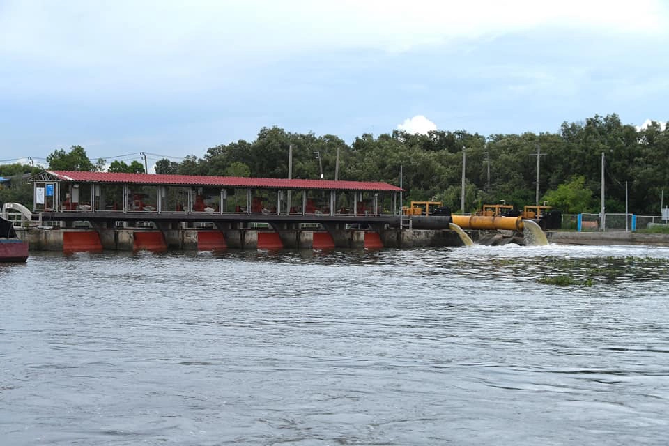 น้ำท่วมขังริมคลองพระองค์ฯ เริ่มลดลงแล้ว หลังเร่งระบายน้ำต่อเนื่อง