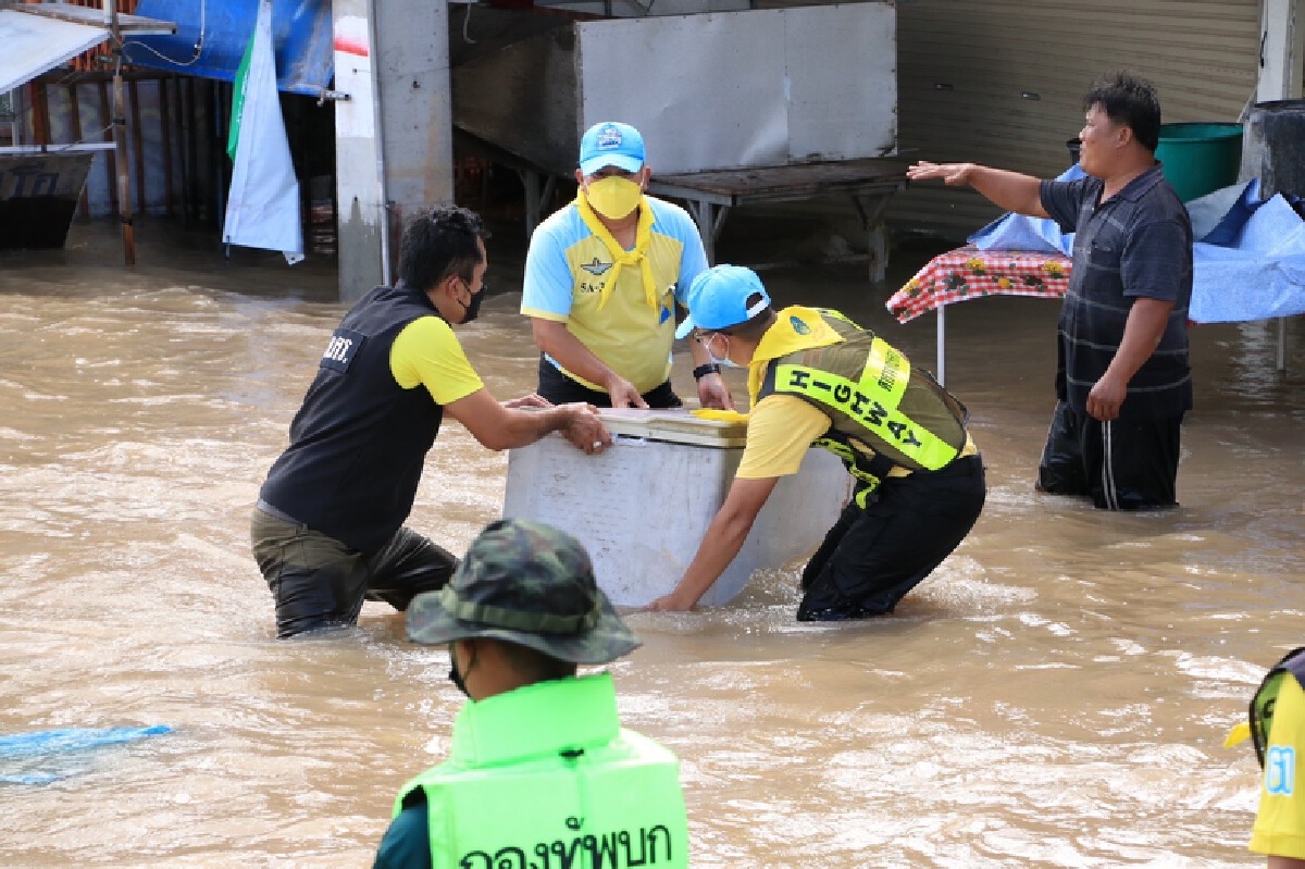 จิตอาสา 904 พร้อมคณะ รุดช่วยชาวบ้านเทศบาลด่านขุนทด น้ำท่วมหนักสุดในรอบ 10 ปี