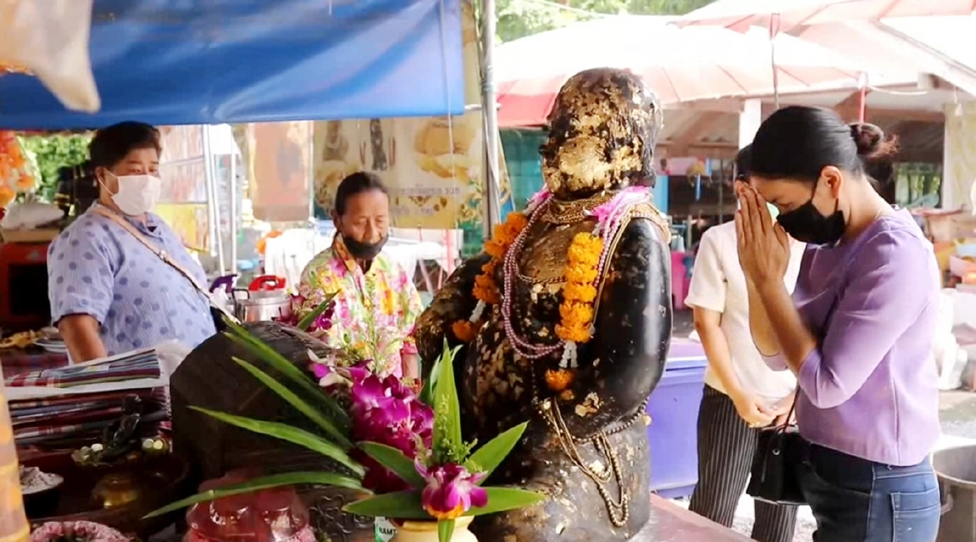 สาวใหญ่ดวงเฮงถูกหวย 5 แสนหอบพัดลม 100 ตัวแก้บนหลวงพ่อสำเร็จทันใจก้าวหน้า