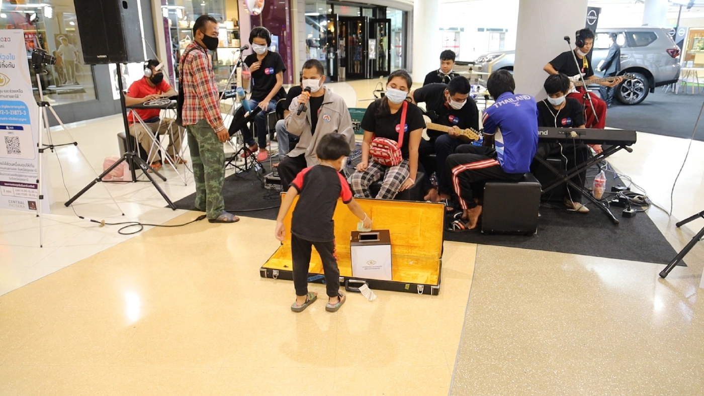 อดีตนักกีฬาโกลบอลไทย ทำวงดนตรีตาบอดเล่นเปิดหมวกสู้โควิด