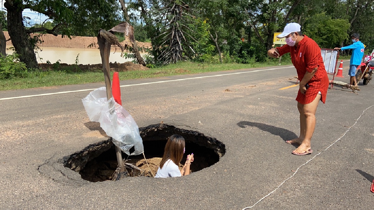 ถนนทรุดเกิดหลุมขนาดใหญ่ลงไปถ่ายเซลฟี่ในหลุม
