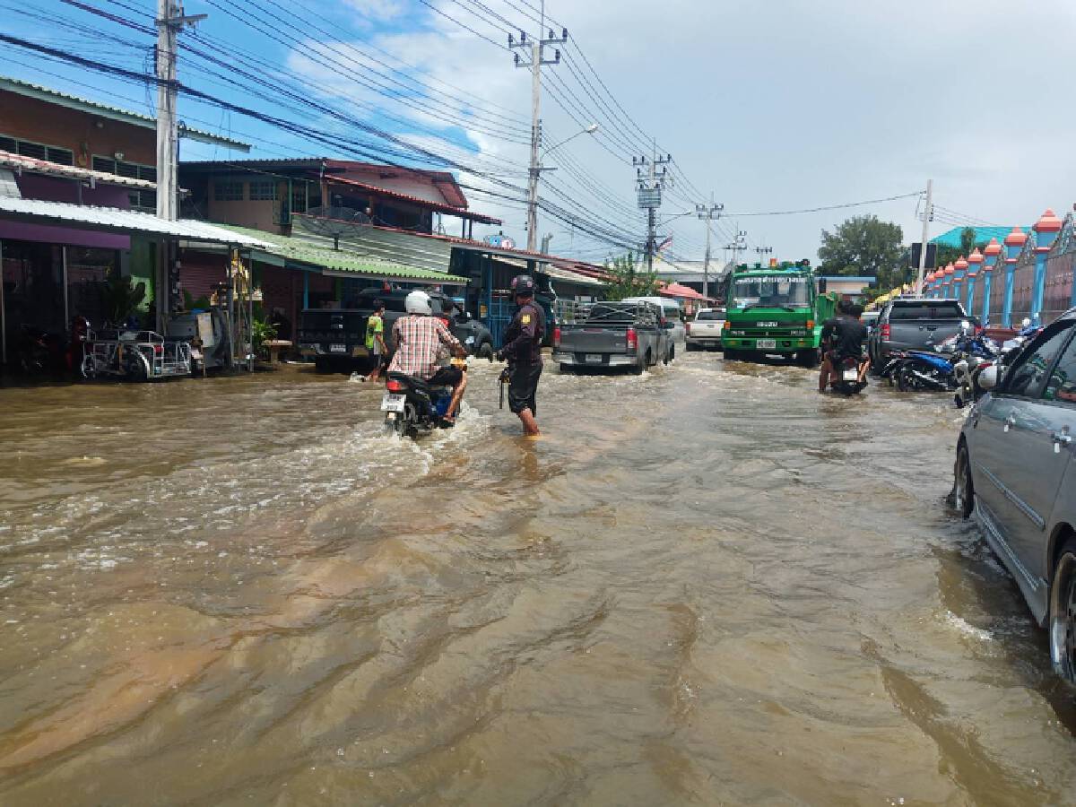 บางบ่อน้ำท่วมสูง ชาวบ้าน-พระสงฆ์ เดือดร้อนขนของหนีน้ำ