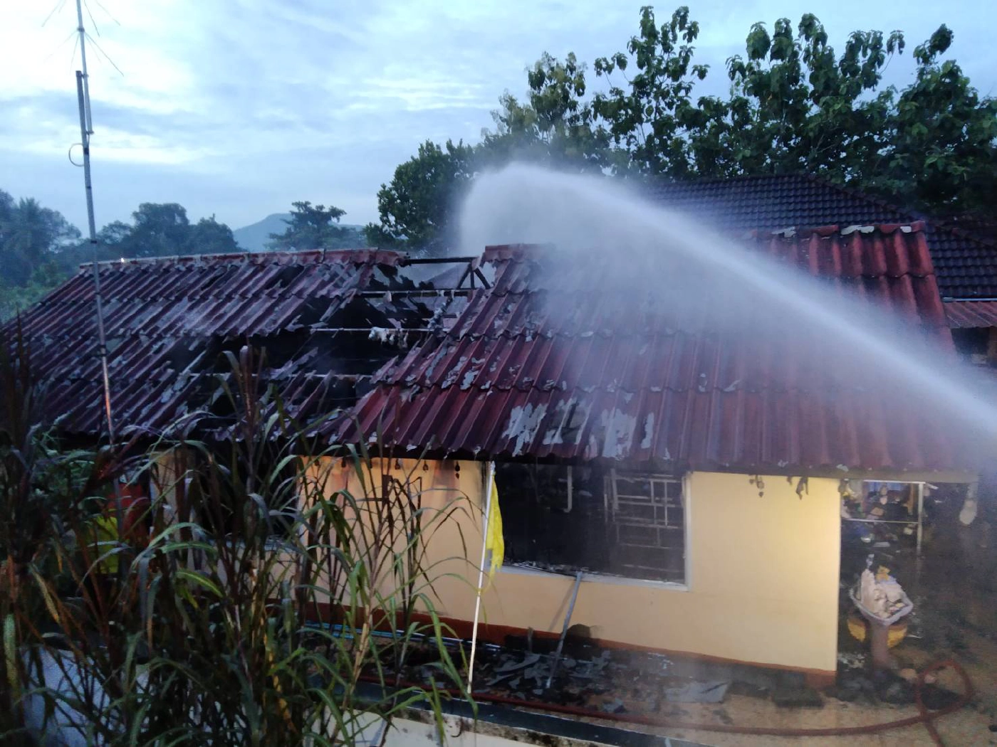 ไฟไหม้วอดลามตัวบ้านเสียหาย คาดจุดธูปทิ้งไว้