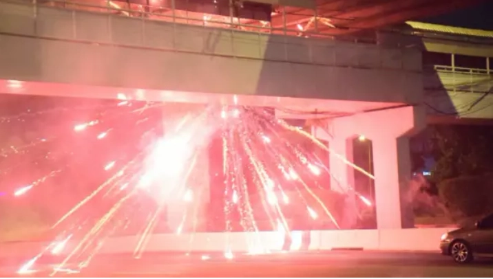 นึกว่าไม่มา! ม็อบทะลุแก๊สรวมตัวจุดพลุปาระเบิด ประทัดยักษ์ ใส่เจ้าหน้าที่