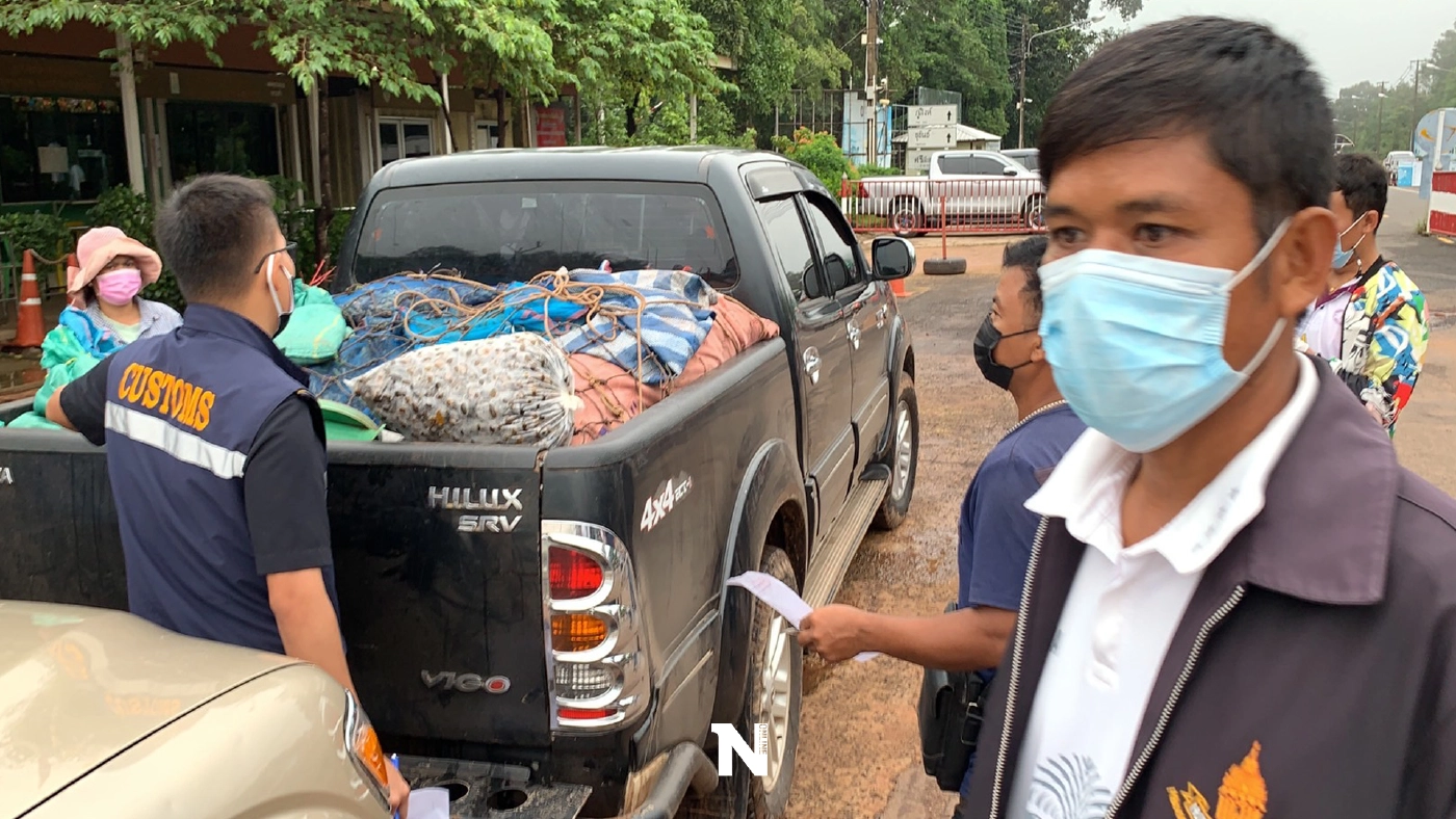 ชาวบ้านขนสินค้าเข้าออกขายตลาดชายแดนไทย-กัมพูชาคึกคัก