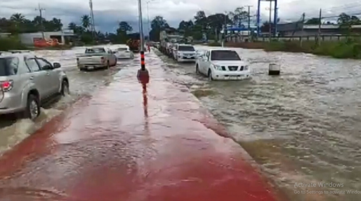 ศรีสะเกษ ฝนถล่มหนัก น้ำท่วม เร่งขุดเจาะถนนเปิดทางน้ำ