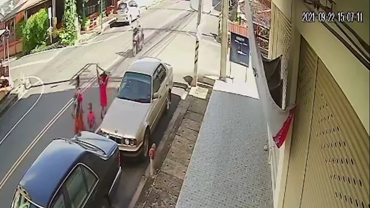 มุกดาหารโจรแม่ลูกดกขโมยรถจยย.กลางวันแสกๆหลบหนีลอยนวล