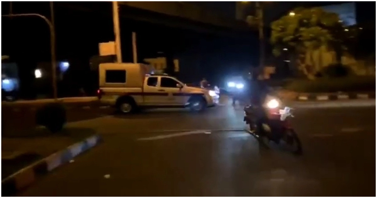 รถควบคุมผู้ต้องขังตร. พุ่งชนผู้ชุมนุมร่างไถล 20 เมตร