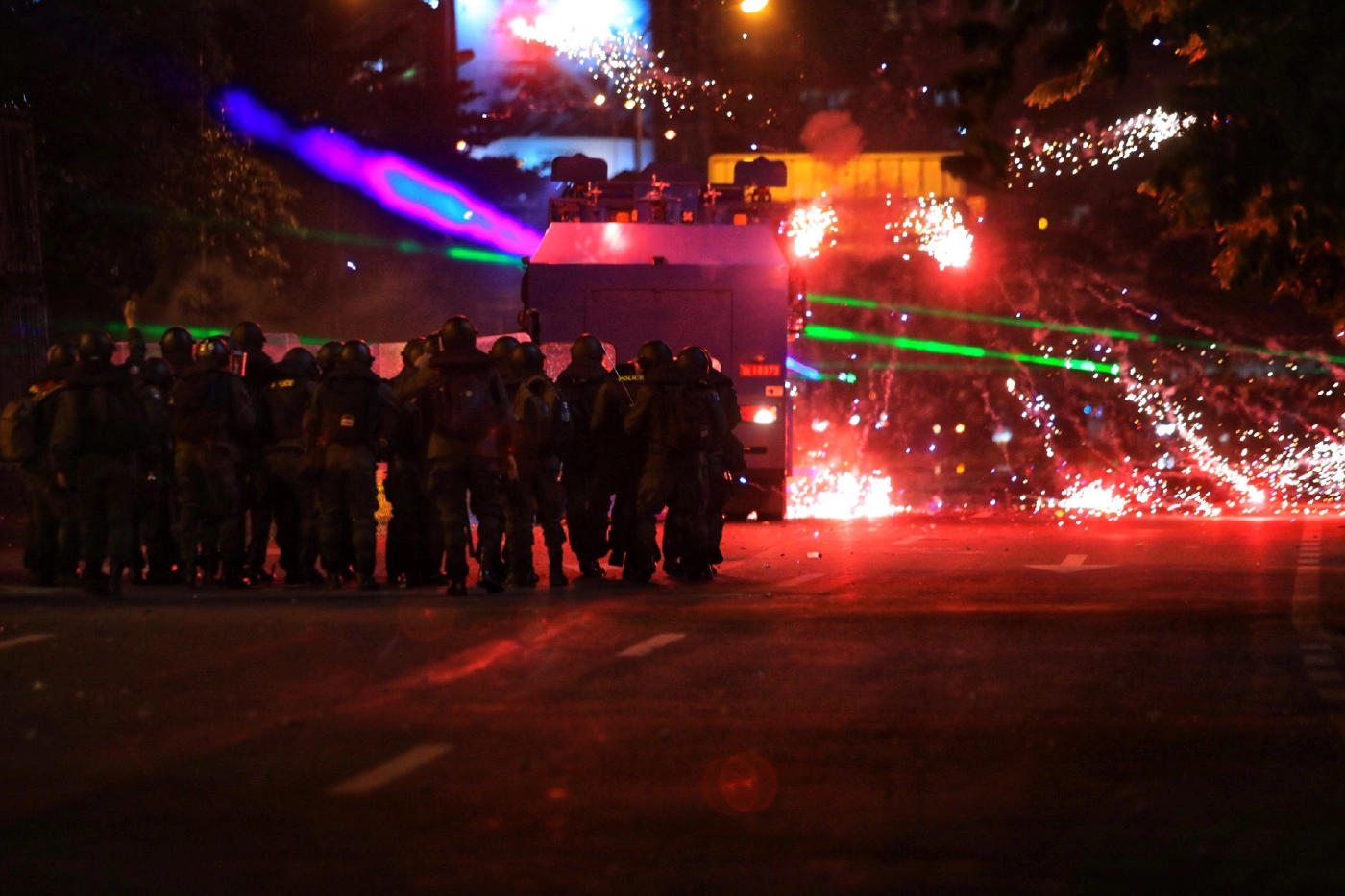 ไทม์ไลน์ “ม็อบทะลุแก๊ส” 12 กันยายน เผาซุ้ม-ปาระเบิด