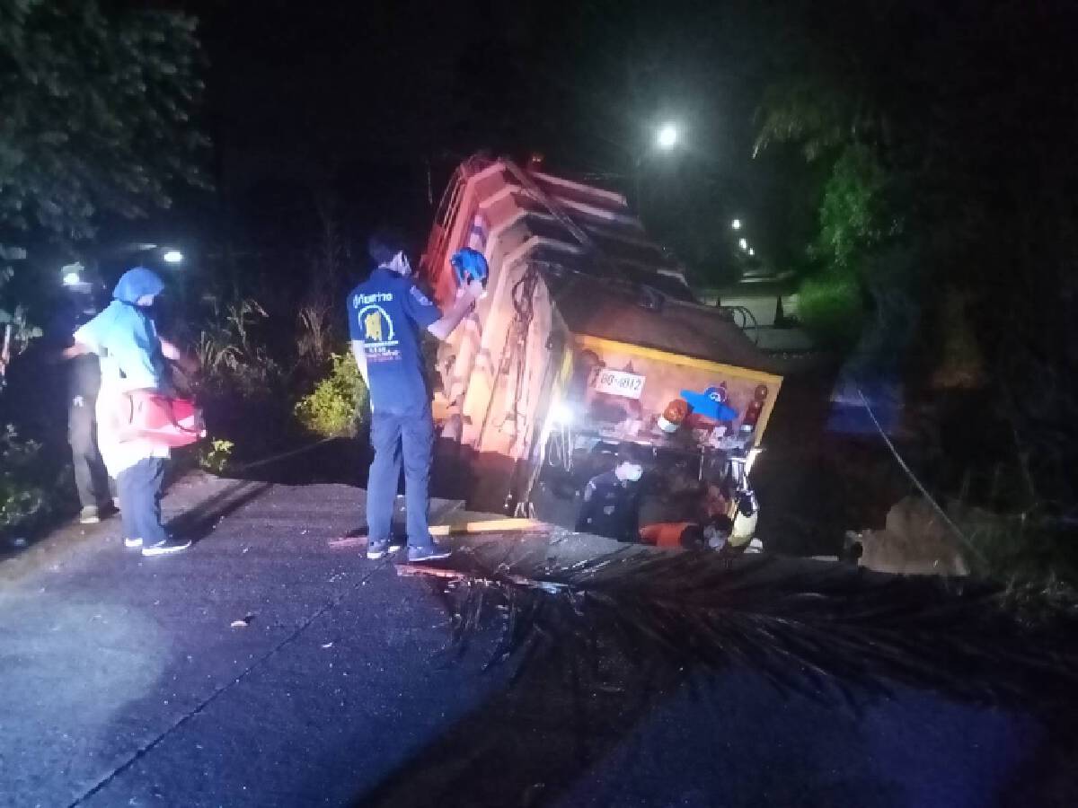 ฝนตกหนักเซาะถนนทรุด ทำรถเก็บขยะตกครึ่งคัน