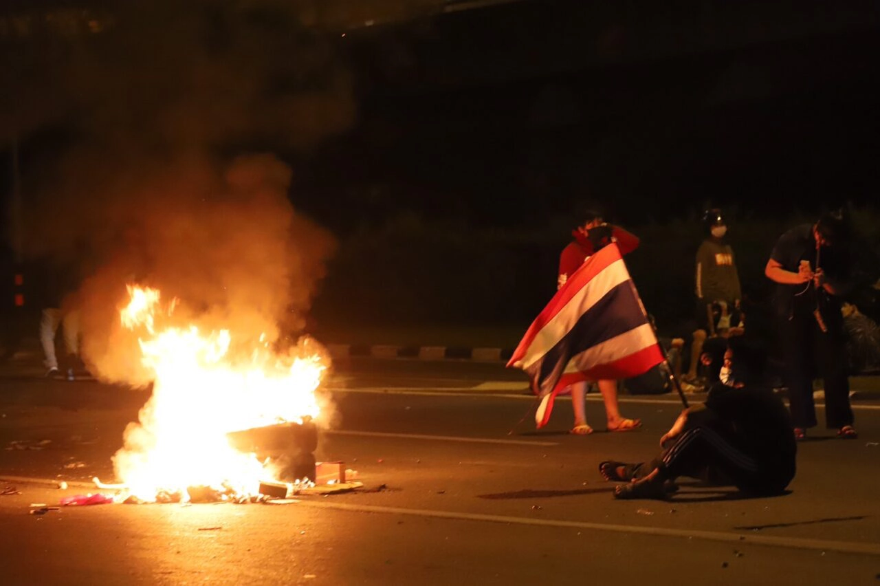 ม็อบดินแดงป่วนไม่เลิก เผายางกลางถนน-ปาประทัดยักษ์สนั่น