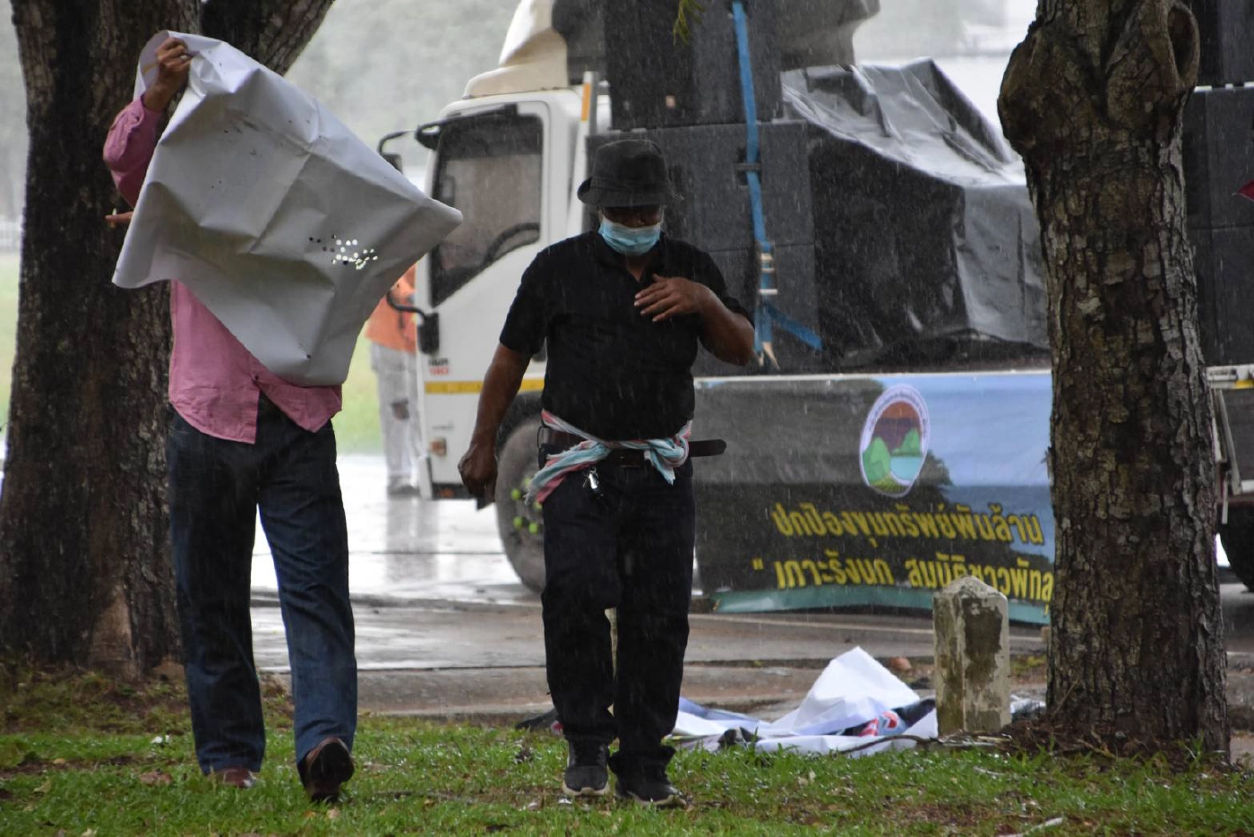 มวลชนบุกศาลากลางทวงคืนรังนก ทวงถามความรับผิดชอบจากผู้ว่าฯ พัทลุง