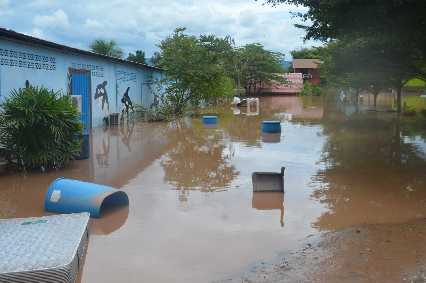 น้ำป่ายอดภูกระดึง ยังท่วมบ้านเรือนราษฎรเกือบ 100 หลัง