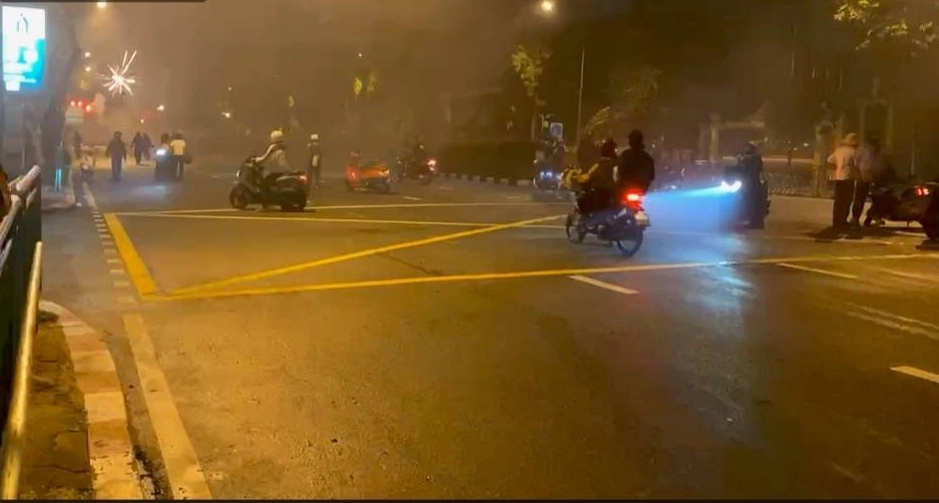 นึกว่าจะสงบ! ม็อบทะลุแก๊สปะทะ คฝ. เดือดที่แยกนางเลิ้ง ควันแก๊สน้ำตาคลุ้ง