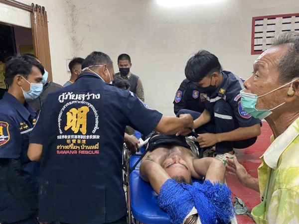 ชายคลุ้มคลั่งถอดเสื้อผ้า ขึ้นไปนั่งบนศาลเจ้า