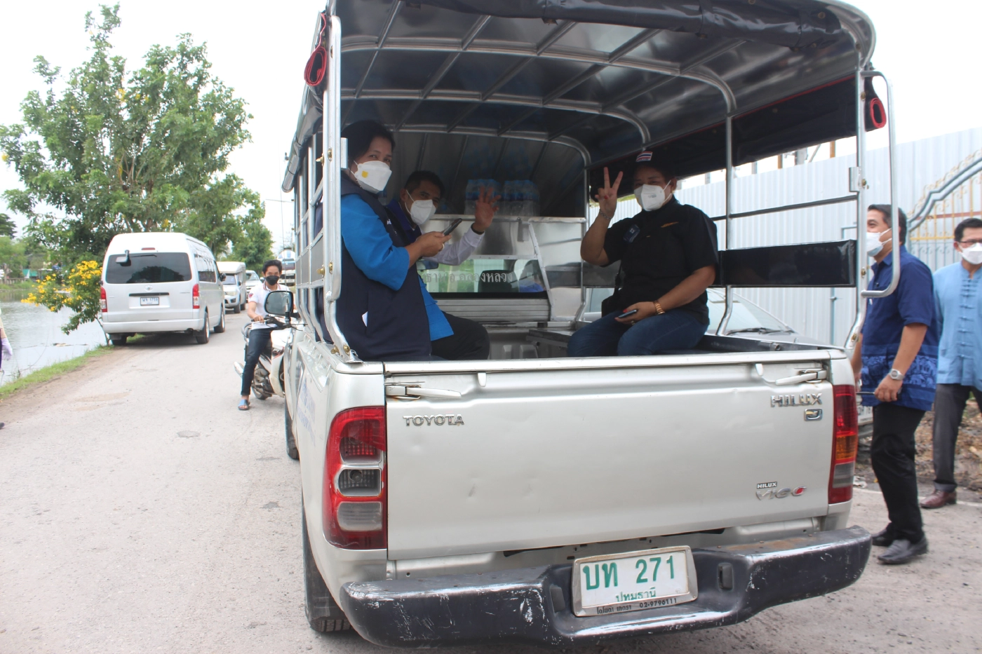 นอภ.ยุคใหม่ ใช้รถสองแถวแทนรถส่วนตัวในช่วงโควิด