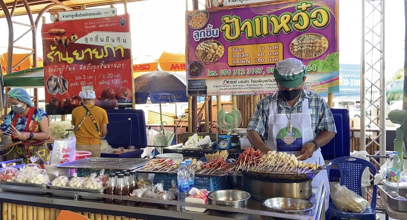 ขายไม่ทัน ! "เทศกาลลูกชิ้นยืนกินบุรีรัมย์" คึกคัก