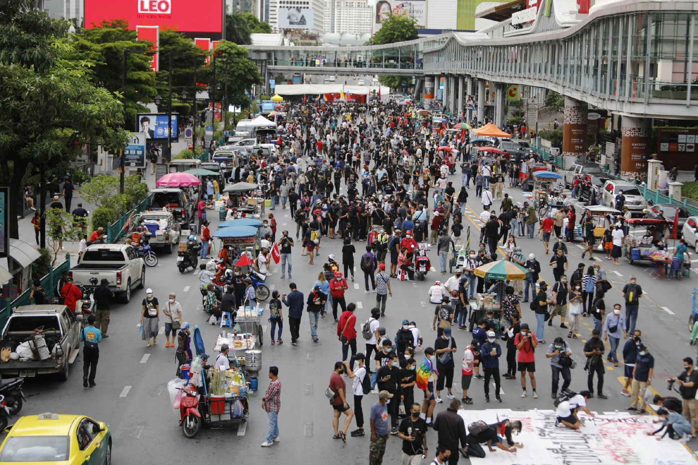 ม็อบแนวร่วมธรรมศาสตร์ฯ รวมตัวแยกราชประสงค์เตรียมปราศรัยเดือดรัฐบาล