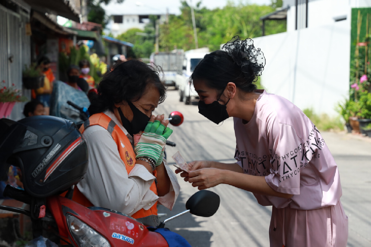 “กระแต อาร์สยาม” เดินหน้าแจกถุงม่วนใจ๋ ส่งกำลังใจให้พี่น้องชาวไทย