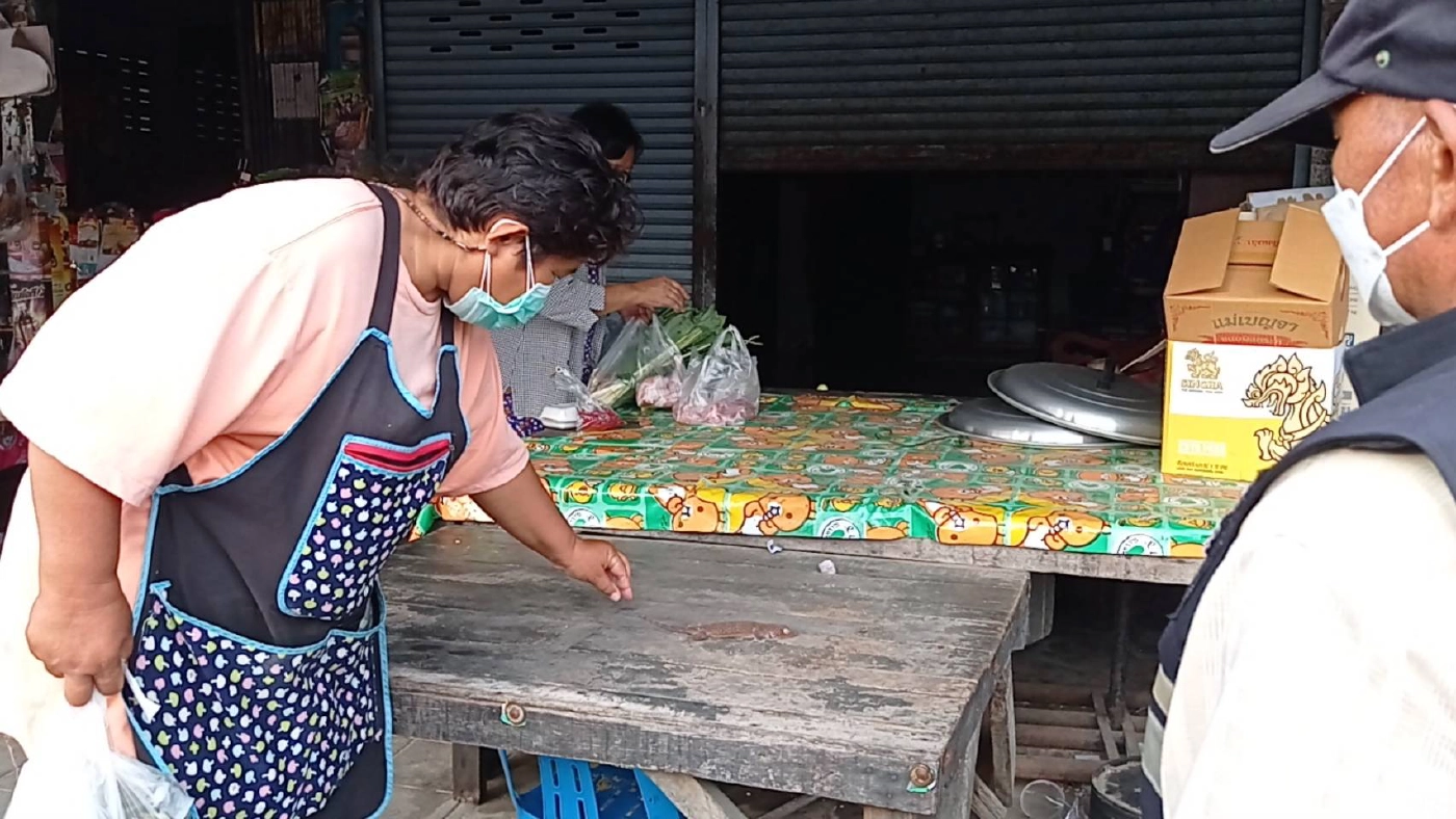 ส่องเลขเด็ดตุ๊กแกสีแดงแสนเชื่องเกาะหน้าบ้าน