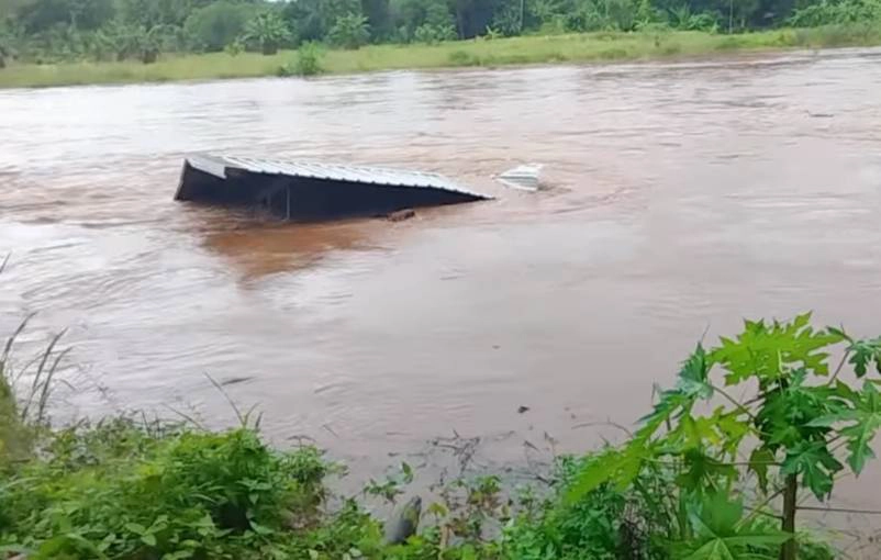 เลยปริมาณน้ำสะสมบนยอดภูกระดึงเกิดน้ำป่าไหลสู่หมู่บ้านและแม่น้ำพอง