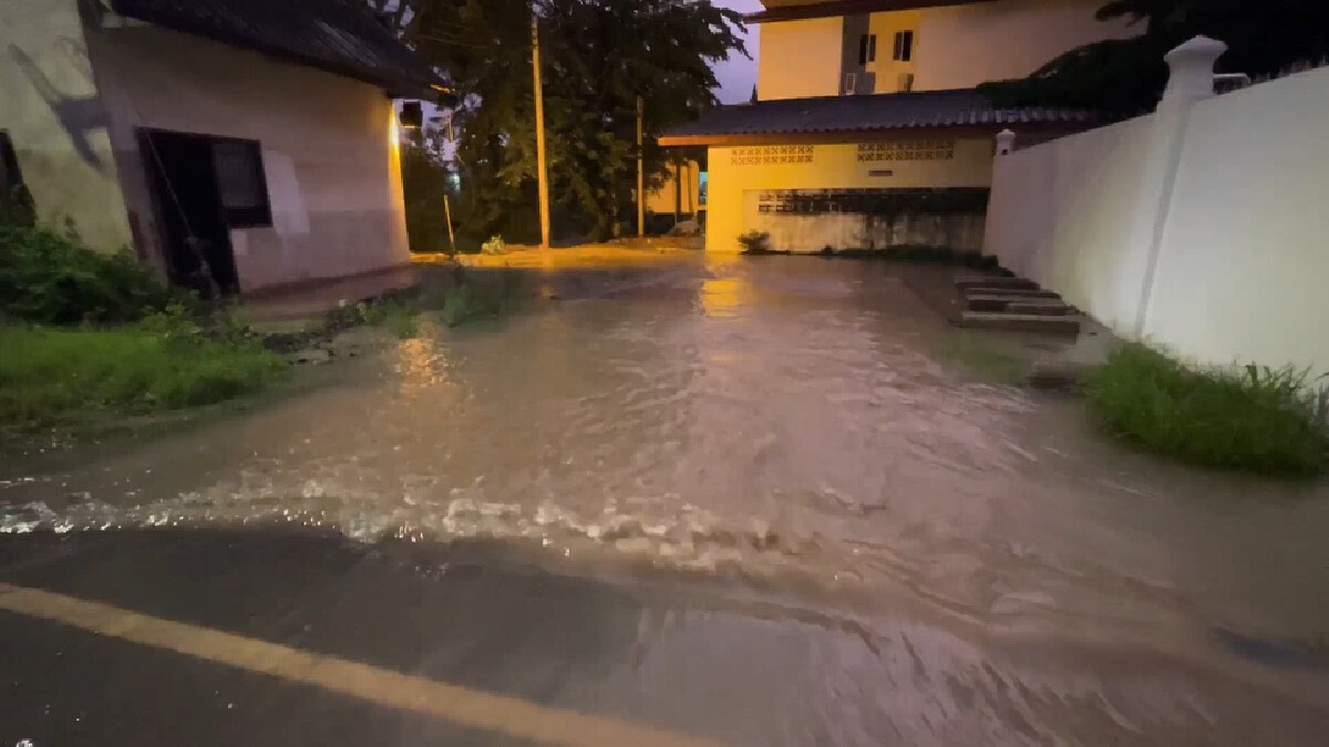 น้ำทะลักไหลเข้าท่วมวัดศาลาปูนวรวิหาร-วัดพรหมนิวาสวรวิหาร