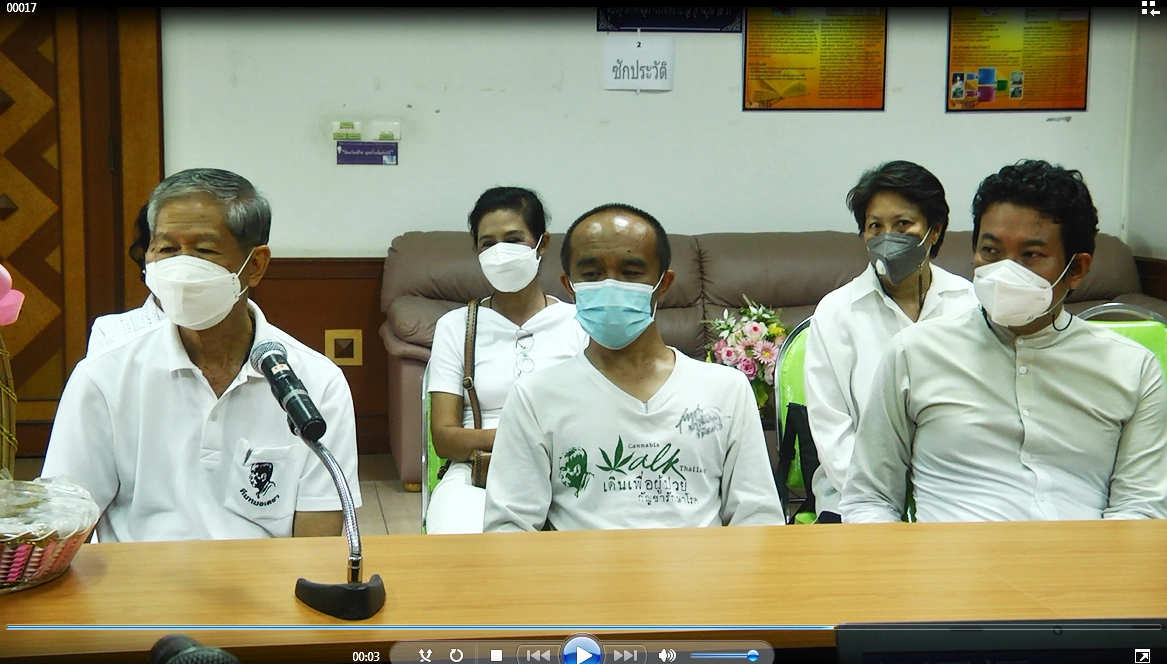 หมอพื้นบ้านมอบสมุนไพรให้โรงพยาบาลนำไปรักษาผู้ป่วยโควิดสีเขียว