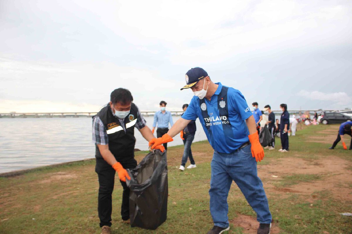 กาฬสินธุ์รวมพลังเก็บขยะเตรียมพร้อมแหล่งท่องเที่ยวรับปลดล็อก