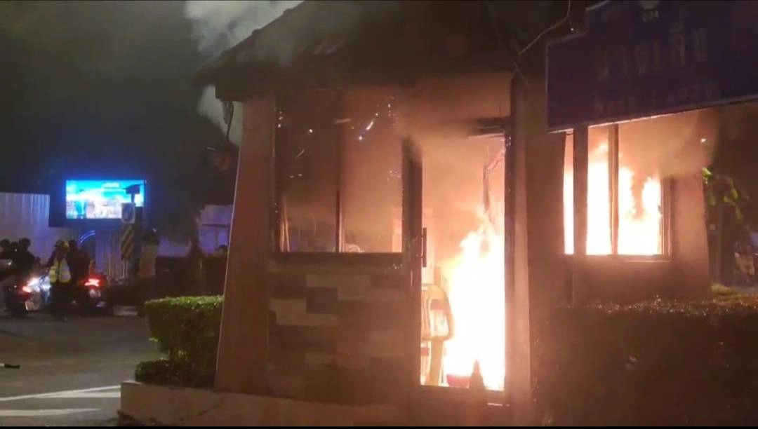 ม็อบทะลุแก๊สเผาป้อม ตร.แยกนางเลิ้ง ก่อน คฝ. กระชับพื้นที่ทำเอาแตกฮือ