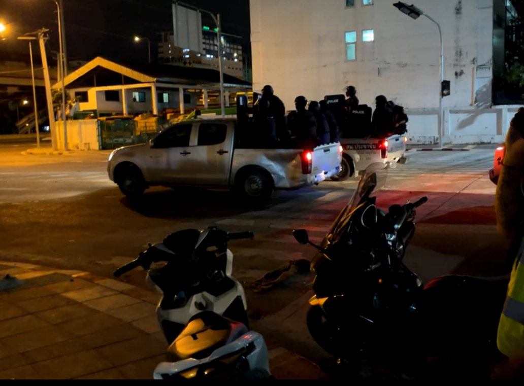 ได้เวลาปฏิบัติการ! คฝ. เข้าคุมม็อบทะลุแก๊สหน้าแฟลตดินแดง จับได้นับสิบ