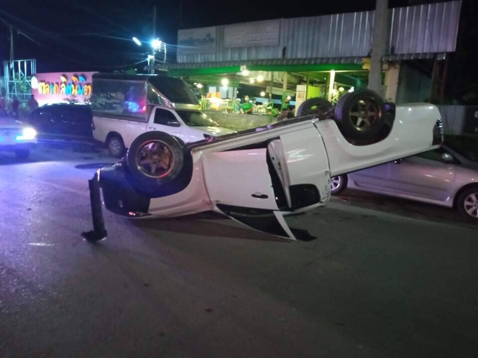 กระบะซิ่งเสียหลักชนรถจอดข้างทางเสียหาย2คัน