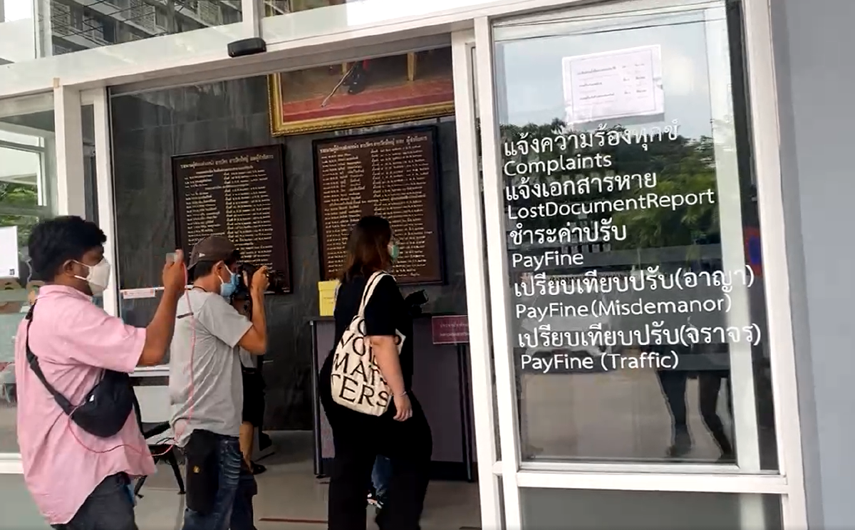 "รุ้ง-แอมมี่" มอบตัวคดีชุมนุมสกายวอล์คที่ สน.ปทุมวัน