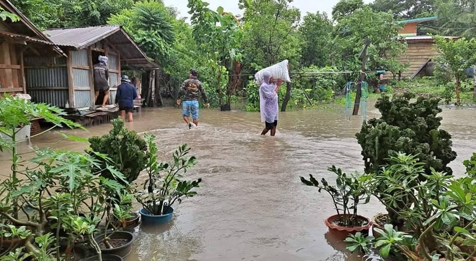 น้ำฝนทะลักท่วม รพ.สต.พลสงคราม อ.โนนสูง นายอำเภอ อปท. เร่งช่วยเหลือ
