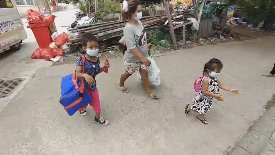 ขอบคุณหมอ เด็กเล็ก 4 คน คุณแม่ 2 รายหายป่วยโควิด-19 กลับบ้านได้แล้ว