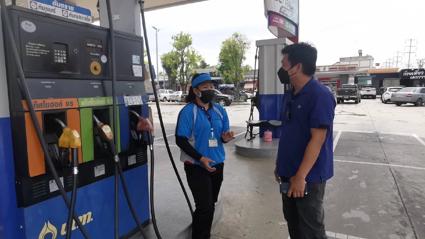 กล้องวงจรปิดจับภาพหนุ่มสาวทำสลิปโอนเงินปลอม หลอกเติมน้ำมัน 2 ครั้งซ้อน