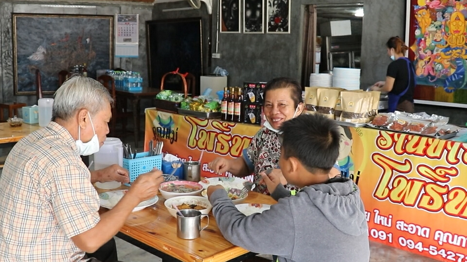 ข้าวแกง”โพธิ์ทอง” แจกฟรีกินฟรี ช่วยเหลือกันในช่วงโควิด