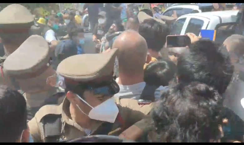 ชุลมุน! ชาวบ้านแห่รุมประชาทัณฑ์ผู้ต้องหาฆ่าปาดคอสาวรง. ต้องยกเลิกการทำแผน