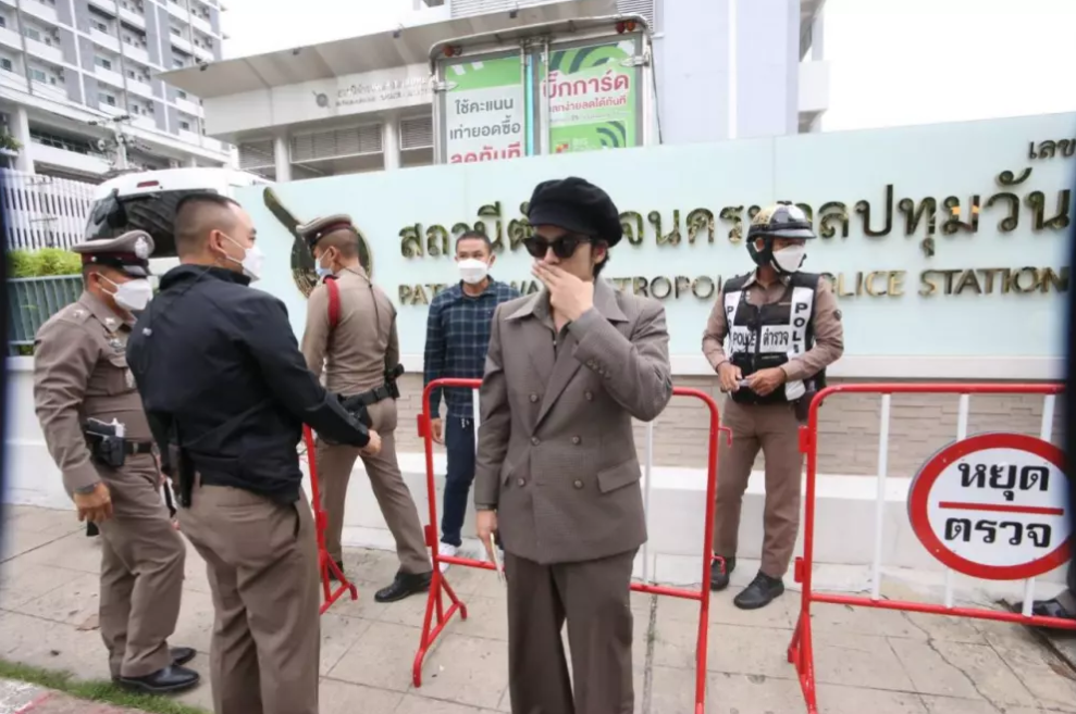 "รุ้ง-แอมมี่" มอบตัวคดีชุมนุมสกายวอล์คที่ สน.ปทุมวัน