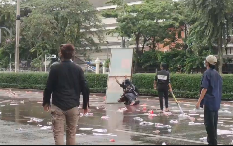 ตามนัด! ม็อบทะลุฟ้ารวมตัวบุกทำเนียบถูก คฝ. ขวางจนเกิดการปะทะเดือด