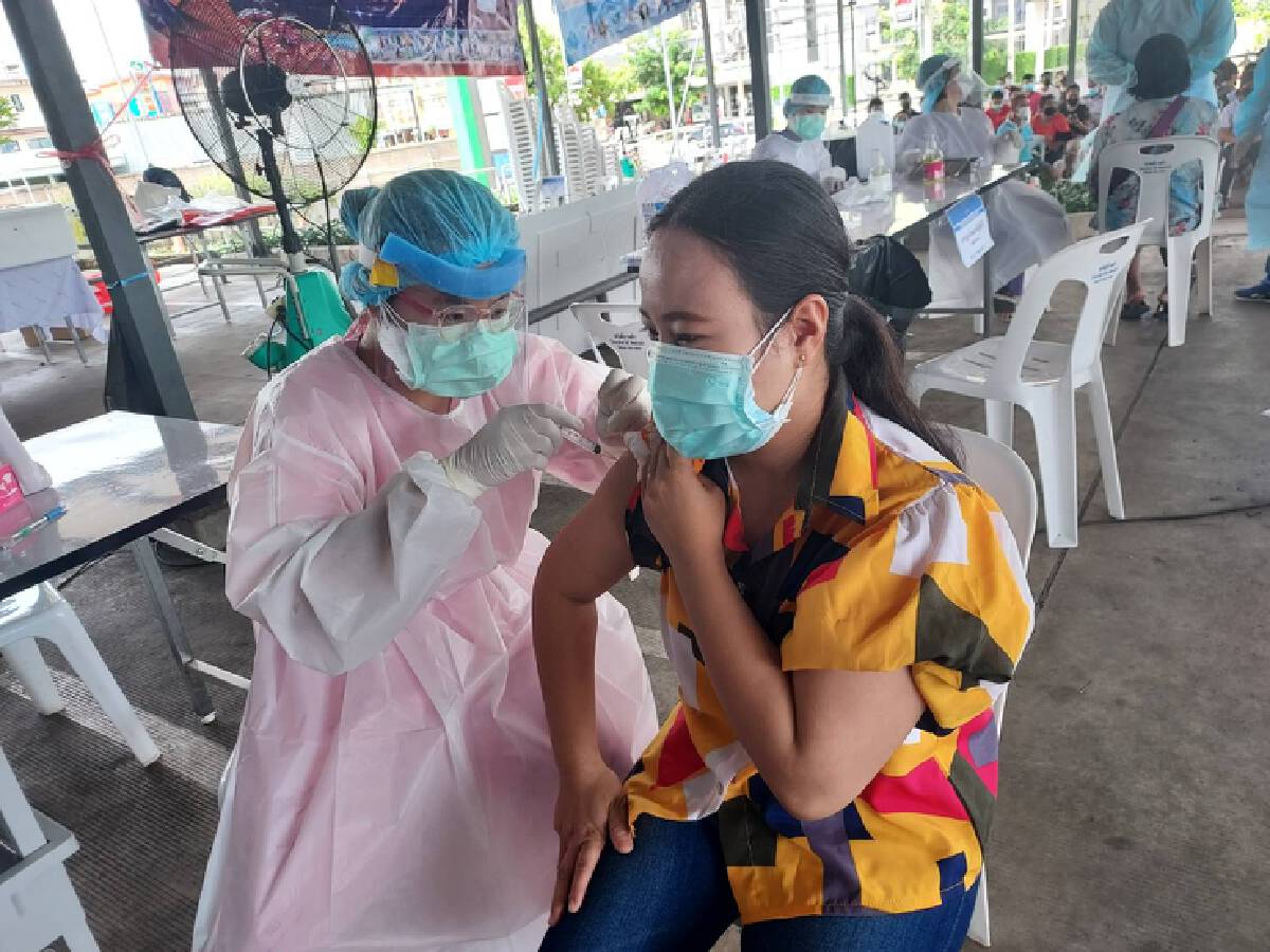 ชาวเมียนมานับพันแห่ฉีดวัคซีนซิโนฟาร์ม