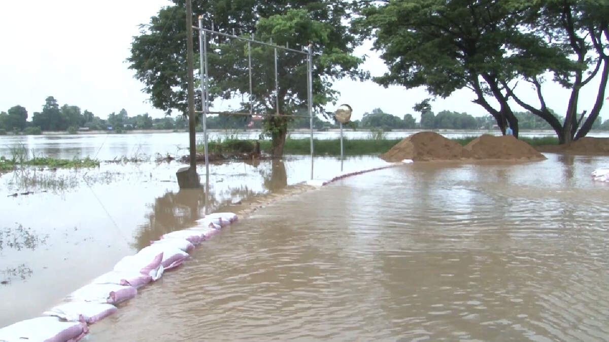 มวลน้ำจากแม่น้ำเจ้าพระยาล้นกระสอบทรายไหลเข้าท่วมบ้านเรือน