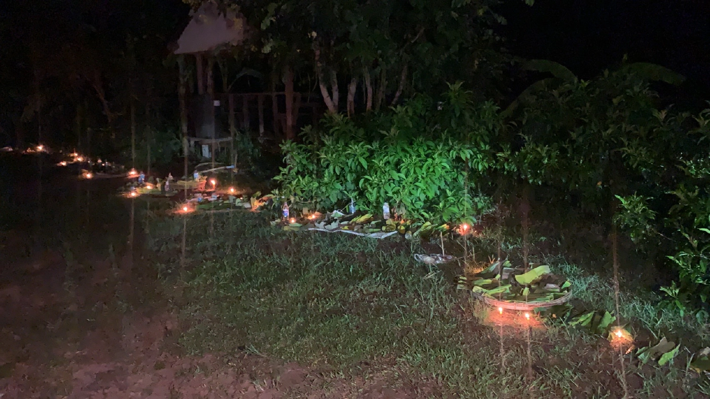 สารทลาว แห่ทำบุญวันปล่อยผีตั้งแต่กลางดึกยันรุ่งเช้า