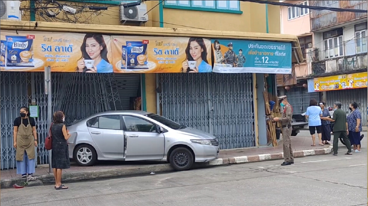 อุทาหรณ์! คุณป้าเหยียบเกียร์ผิด-ถอยยาวพุ่งชนร้านค้าพังยับ