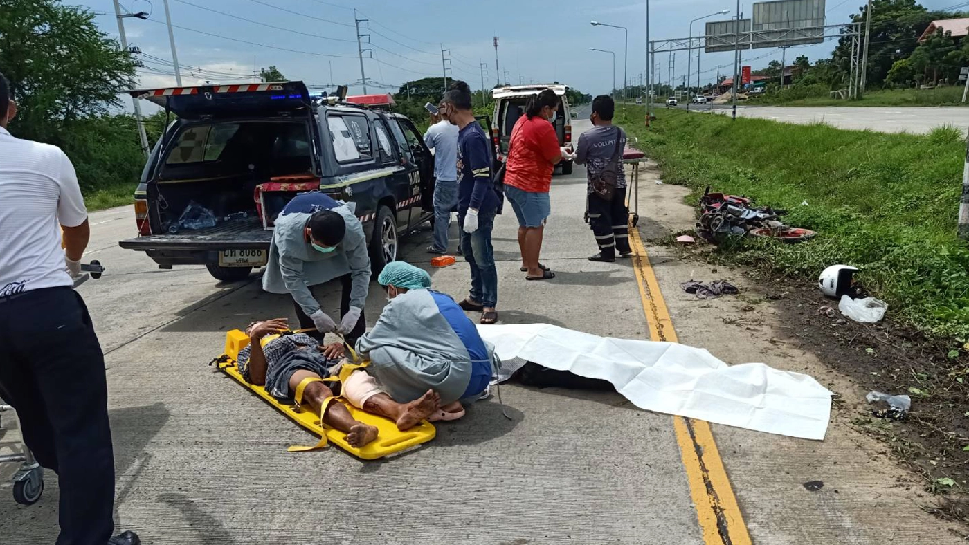 ขี่จักรยานยนต์ย้อนศรฝ่าไฟแดงถูกกระบะพุ่งชนกระเด็นดับคาที่