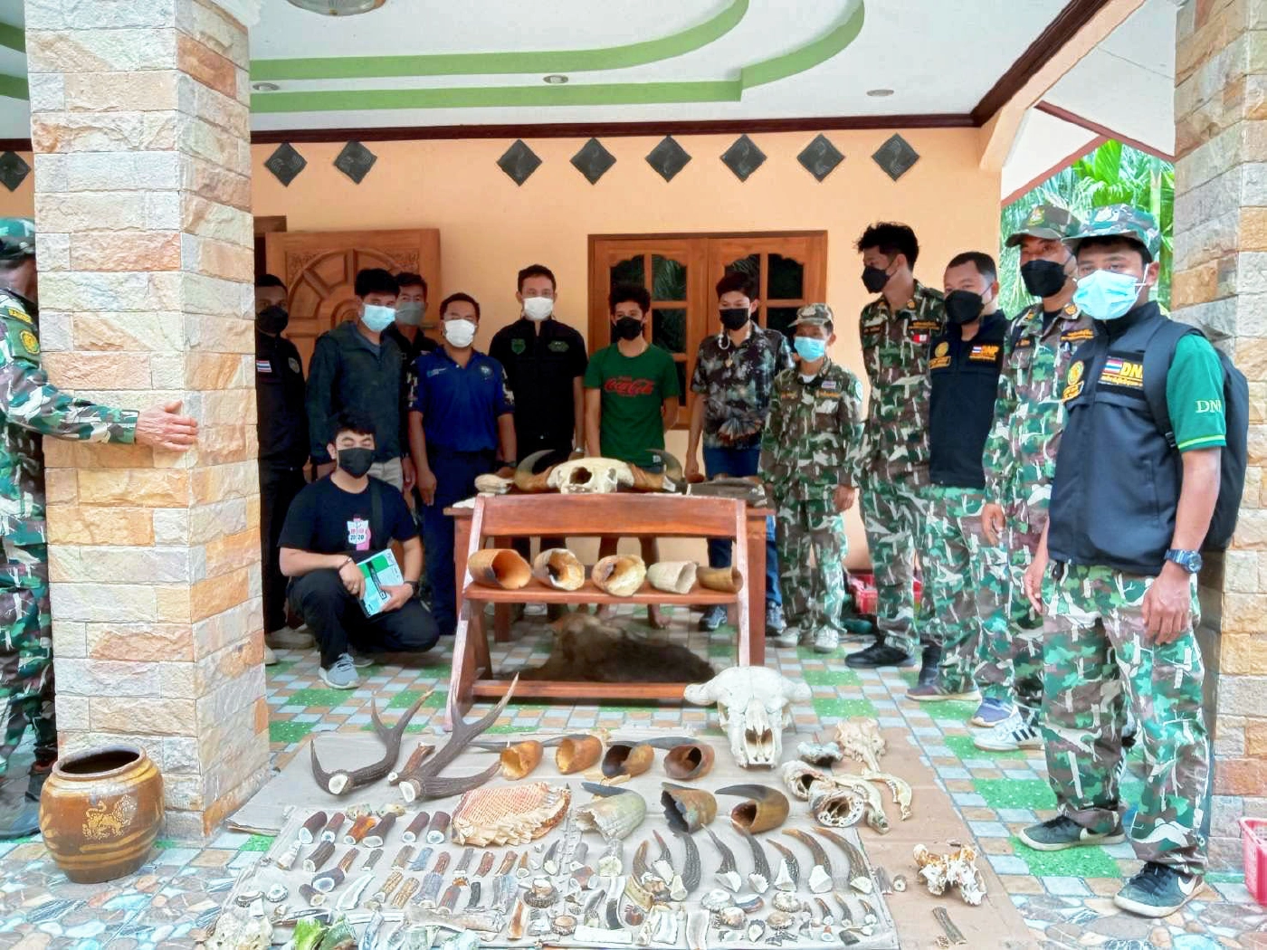 ชุดพญาเสือรวบหนุ่มชุมพรขายซากสัตว์ป่าออนไลน์ ของกลางเพียบ