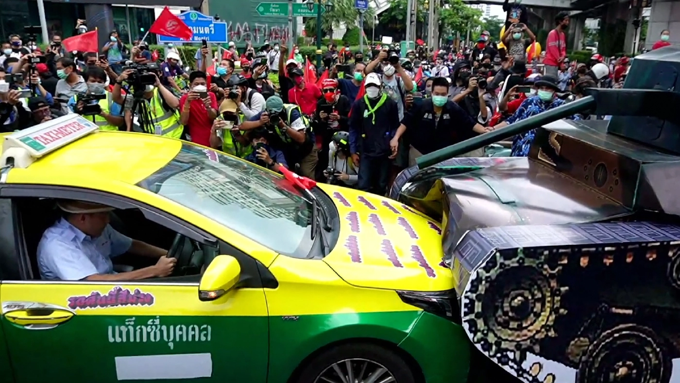 “เต้น” โชว์ออฟ ขับแท็กซี่ชนรถถังนำคาร์ม็อบ “ไล่ประยุทธ์”